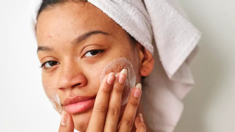 Ung kvinne med rød og irritert hund renser ansiktet 