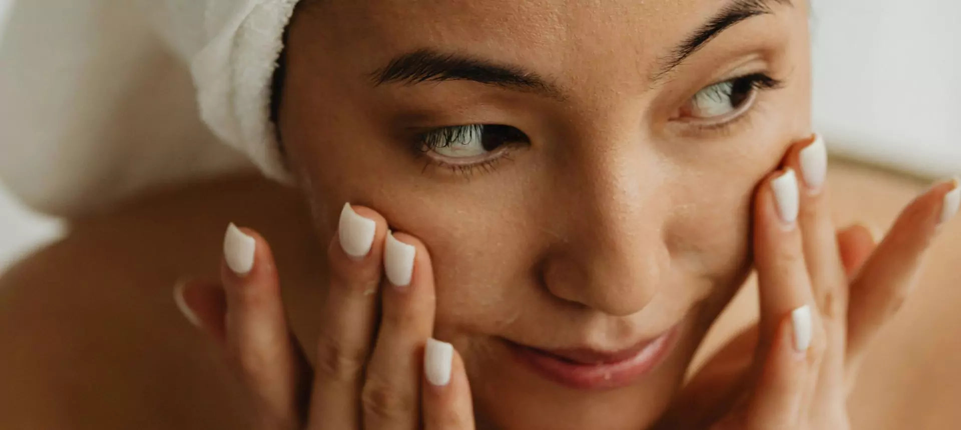 Kvinne påfører toner i ansiktet 