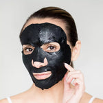 Ung kvinne med sort ansiktsmaske 