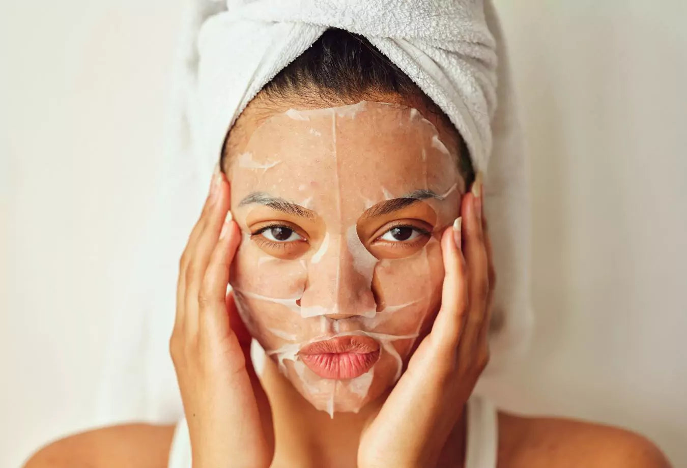 Kvinne med sheet ansikts maske på fjeset 