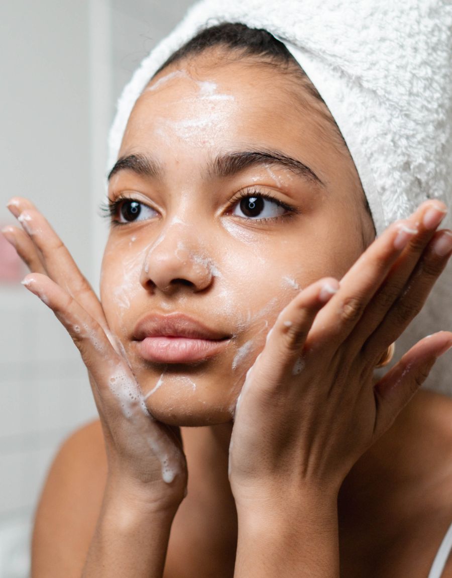 Kvinne vasker ansiktet med ansiktsrens 