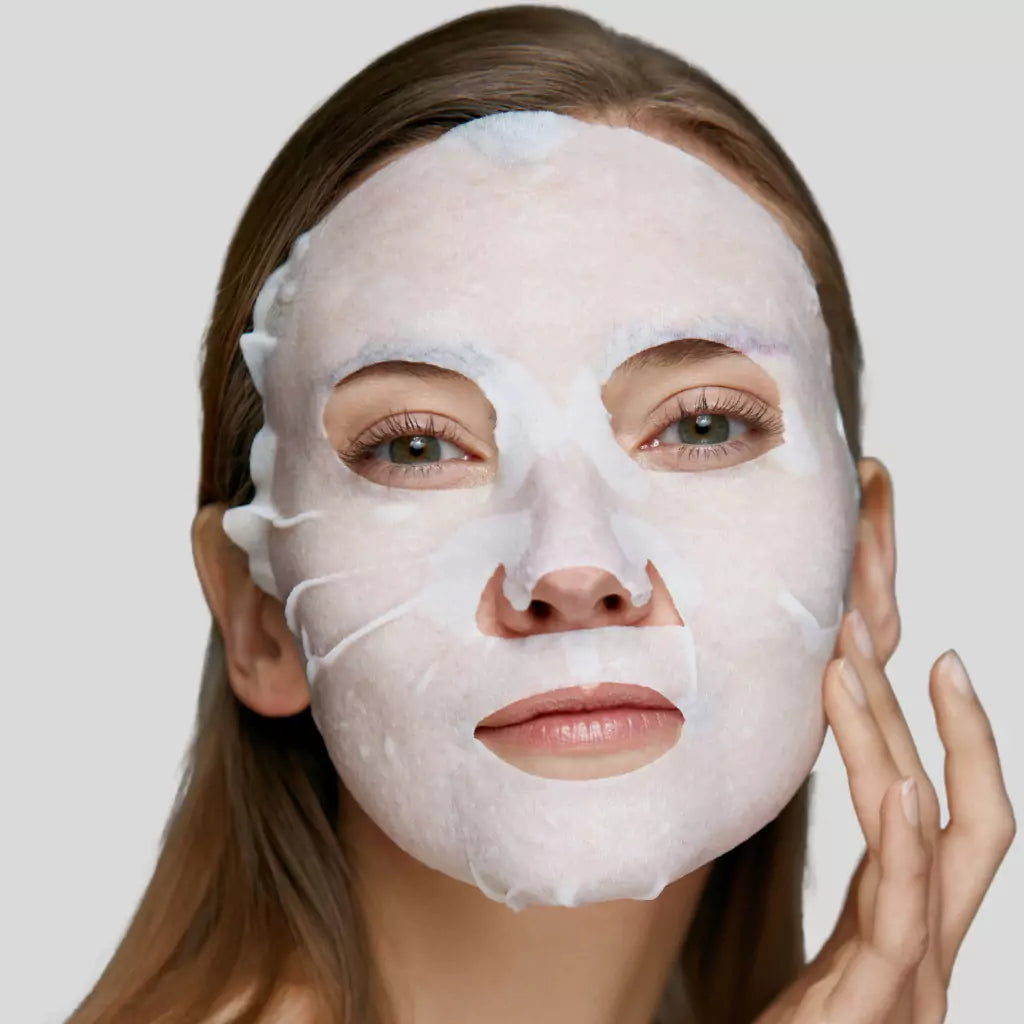 Kvinne med refresh sheet mask på ansiktet 