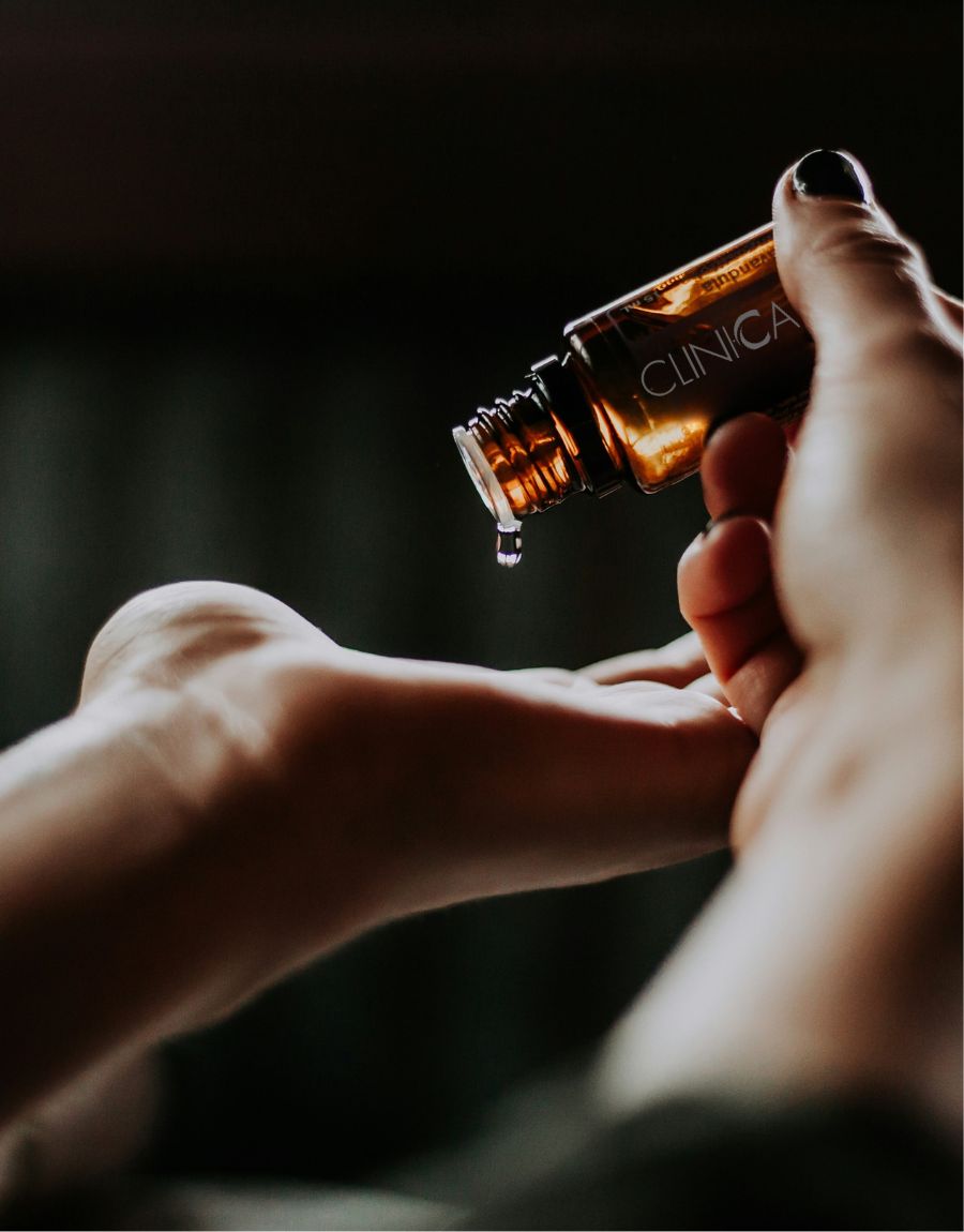 en dråpe hyaluronsyre serum dryppes i en håndflate 