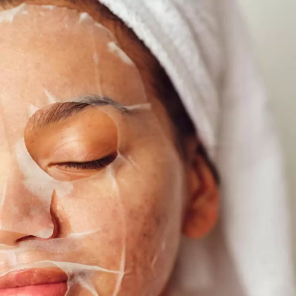 Ung kvinne med pure sheet mask 