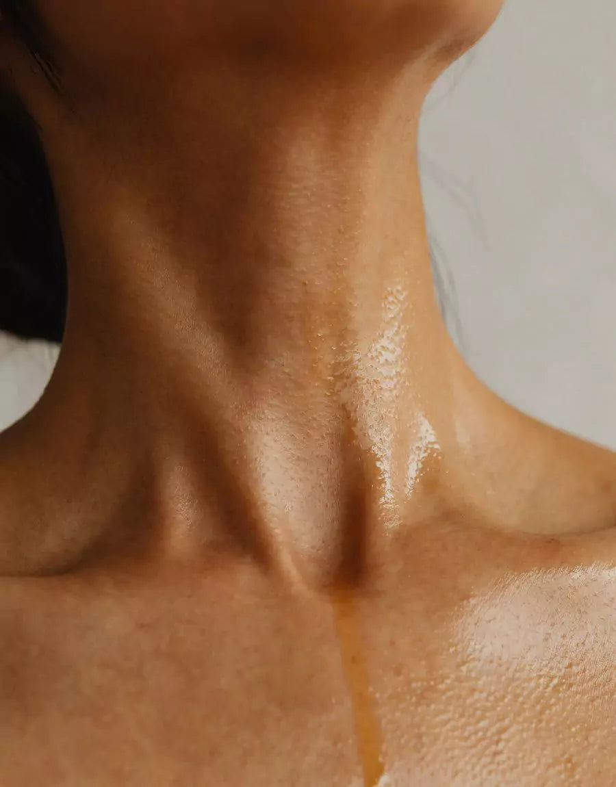 Kvinne med serum på halsen 