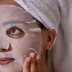 ung kvinne med ansikstmaske 