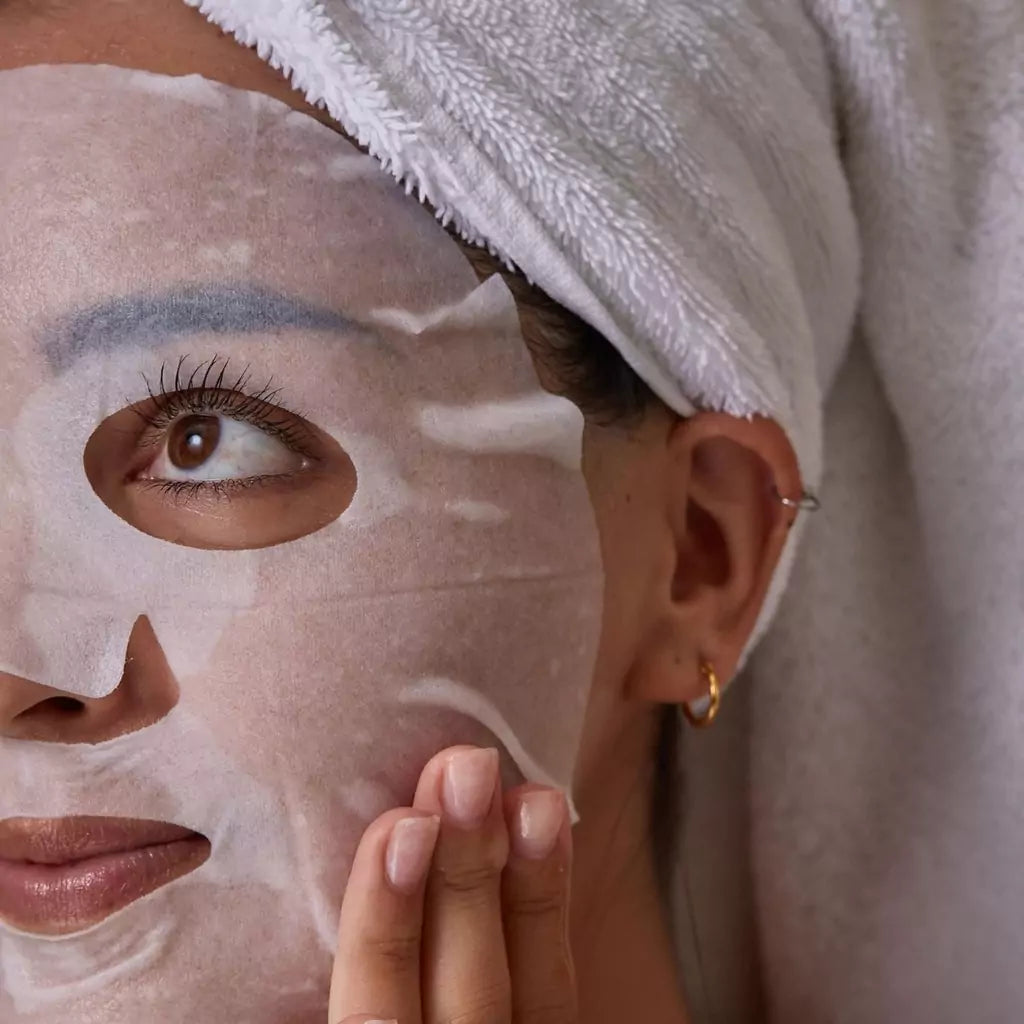 ung kvinne med ansikstmaske 