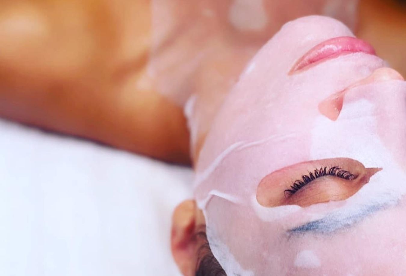 kunde med sheet mask etter behandling 