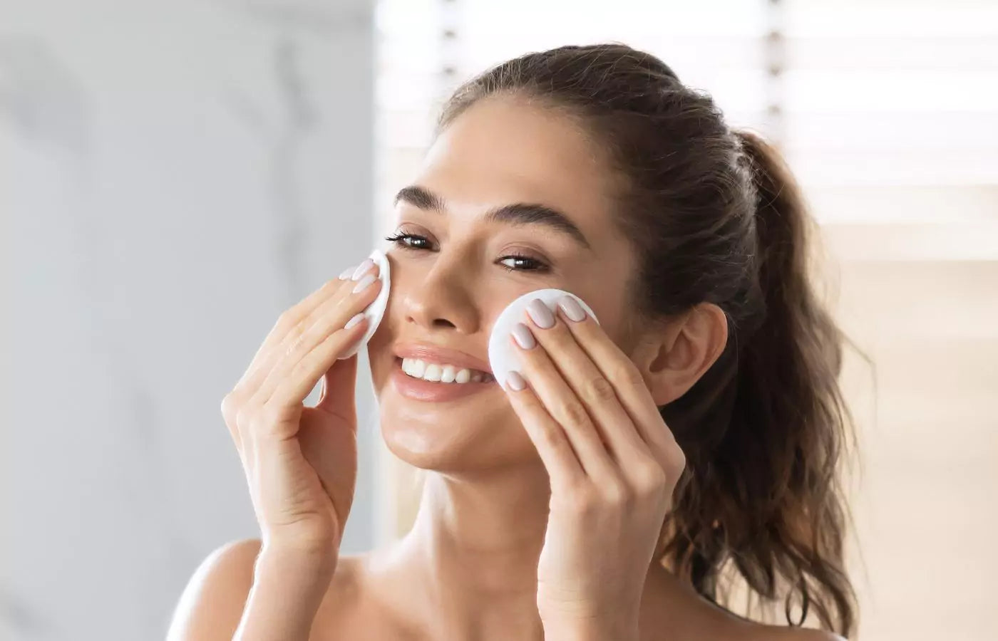 Modell påfører toner i ansiktet 